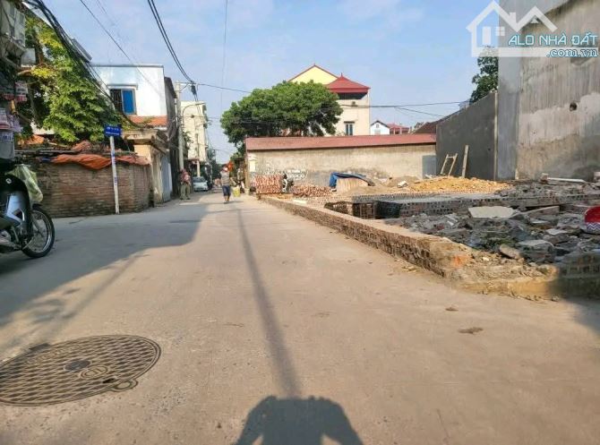 Cc muốn bán mảnh đất tại tổ 6 chi đông quang minh mêlinh hà nội DT76m2m MT4.7m full thổ .