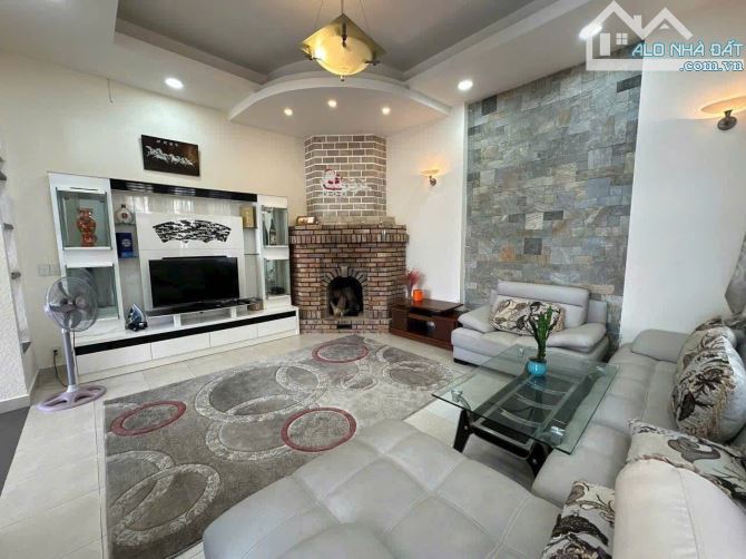 Villa sân vườn lớn trung tâm đà Lạt hạ còn 22 tỷ