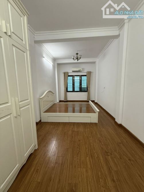 Cần bán gấp nhà phố Lê Trọng Tấn,cách 5m ra mặt phố,tiện ích bạt ngàn,phân lô ngõ ô tô