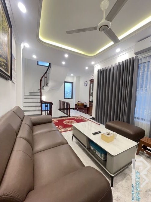 Nhà dân xây chắc chắn phố trạm 43m 6,45 ty