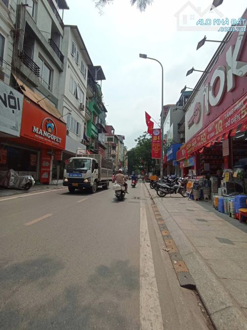 Hàng Hiếm. Bán Nhà 3 Tầng Cũ Mặt Phố Đội Cấn- Ba Đình. Thông Số Khủng: 240m2- MT:8m- 99 Tỷ