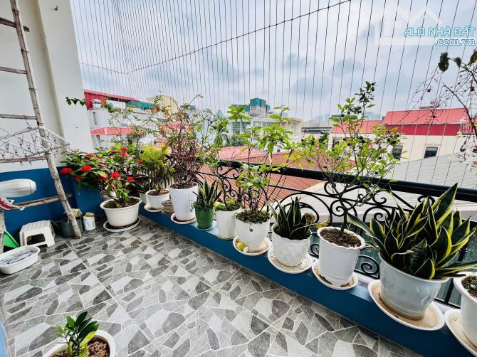 Bán nhà Lạc Long Quân Cầu Giấy gần ô tô ngõ thông 35m2 5T MT 4m dân xây đủ đồ ở luôn 7.5tỷ - 10