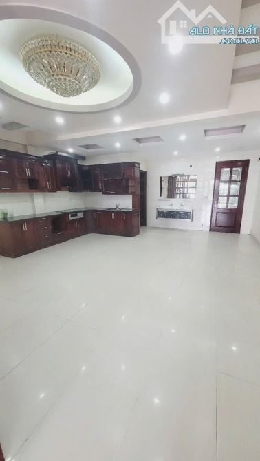 Cho thuê nhà 5 tầng mặt đường Phạm Văn Đồng, ph Thanh Bình, TP HD, 102m2, mt 6m, KD tốt - 10