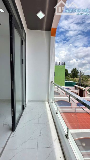 Nhà thiết kế hiện đại 5x35 có sân đậu ô tô ngay chợ Trung Thành SHR. - 11