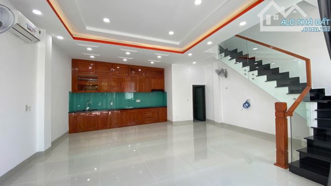 CĂN NHÀ PHỐ 3 TẦNG MỚI XÂY, NỘI THẤT XỊN- ĐẦY ĐỦ CÔNG NĂNG,GẦN BÃI TẮM HÒN CHỒNG NHA TRANG - 1