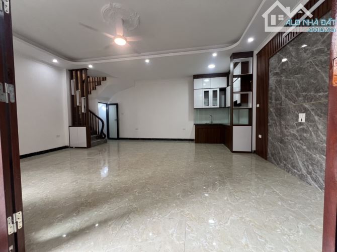 Bán Căn Nhà Phố Ngọc Trì 5 Tầng Mới Tinh Thông Thoáng Gần Oto - 1