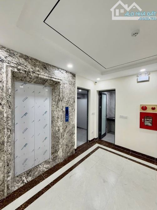 Bán nhà mặt phố Lạc Long Quân 127m2, 5 tầng, mt 8,8m vuông đẹp, 2 mặt thoáng - 1
