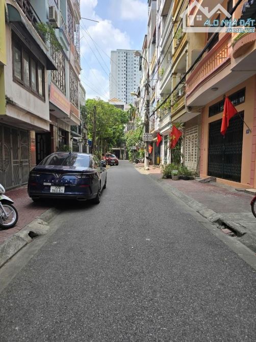 Bán Nhà Phố MẠC THÁI TỔ - TRUNG KÍNH 50m2 Gara OTO Vỉa Hè To View Sân Chơi 21 tỷ - 1