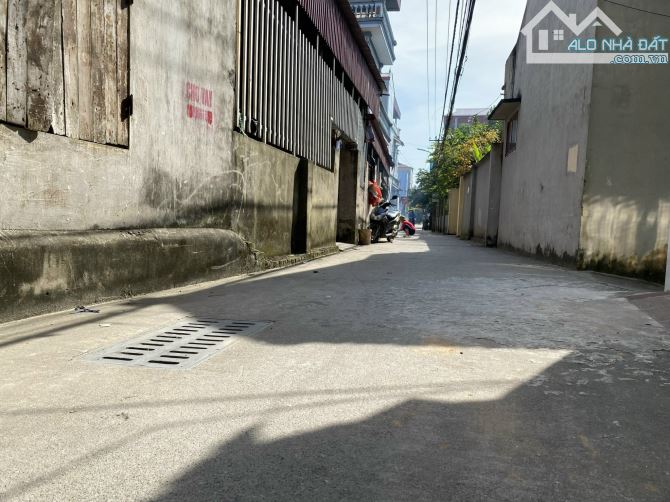 Đất đẹp Đa Tốn - Bán 40m2 đất thổ cư có nhà C4, MT 4.3m nở hậu, ô tô vào nhà, chỉ 3.5 tỷ - 1