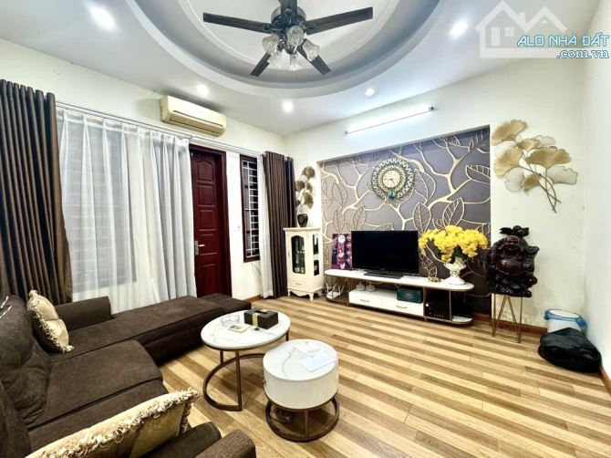 Nhà đẹp cầu giấy, 3 bước chân ra phố, ô tô để đỗ ngày đêm, giá tốt - 1
