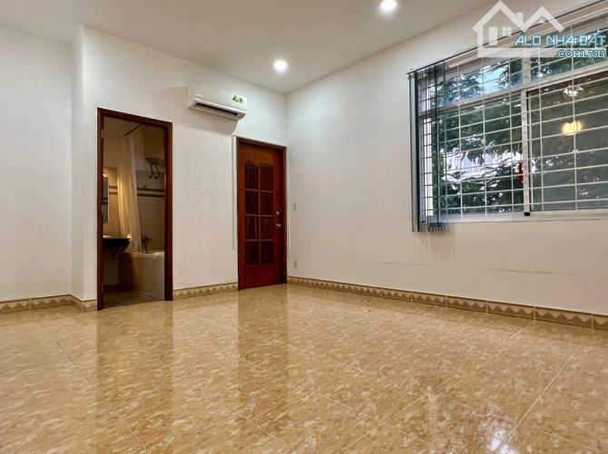 Cho thuê Biệt thự Mỹ Kim, 200m2, 3 lầu, đối diện công viên Hồ bán nguyệt, Quận 7 - 1