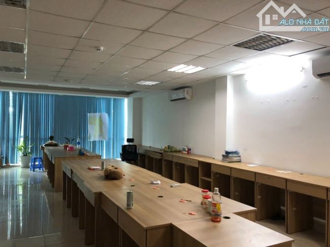 Bán nhà Mặt Tiền 135 Trần Hưng Đạo , Quận 1. Dt :  4.3x18m. Có HĐT : 66tr/th. 36 tỷ - 1