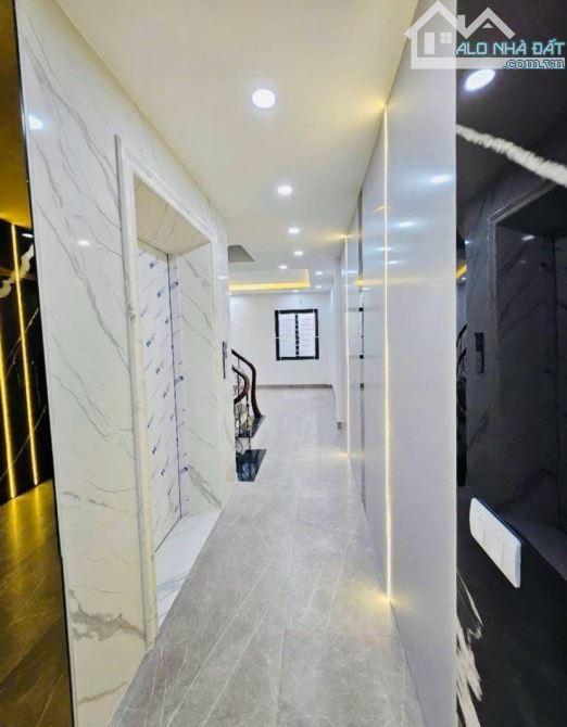 Gara ô tô- Lạc Long Quân/ Tây Hồ- 6 Tầng Thang Máy- Dt 47m2 - Ngõ Thông Ô tô Tránh