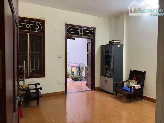 Cho thuê nhà ngõ ô tô Vũ Hữu, 3 tầng x 70m2, 4 ngủ, 15 Triệu, ở nhóm 8 người, VP c.ty - 1