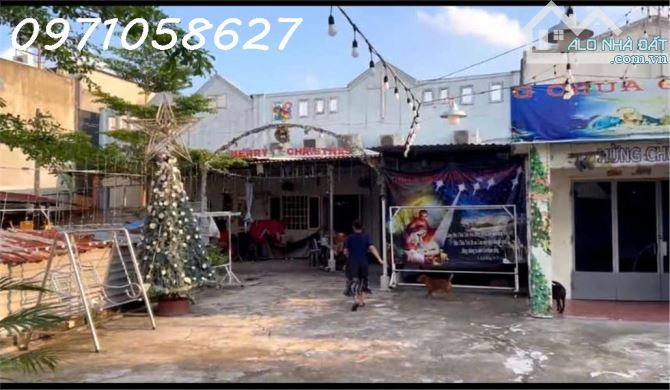 Cần bán nhà trung tâm Hóc Môn - đường xe hơi đậu cửa - DT 900m2 - giá đầu tư - 1