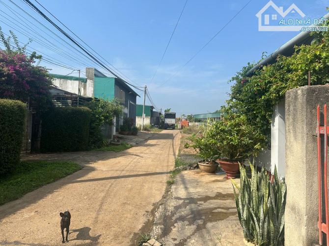 BÁN NHÀ CẤP 4 THÔN HÒA PHÚ XÃ EANUOL -BUÔN ĐÔN. TP.BMT  - DT: 5 x 40m - PL: Thổ cư 75m 👉G - 1