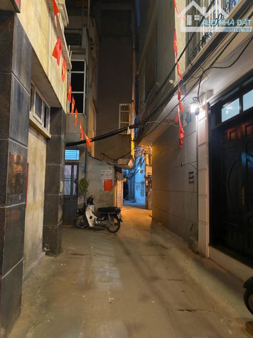 Bán nhà mới tinh có mặt tiền siêu rộng, nội thất xịn sò, gần phố, ngõ thông, giá 9.5 Tỷ - 1
