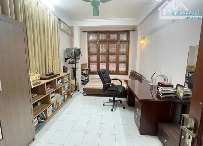 Vĩnh Hưng - LÔ GÓC, GẦN PHỐ- 35m2- 5 tỷ 95 - 1