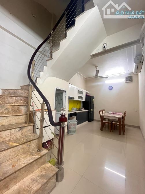 Bán nhà Dịch Vọng Hậu - Ngõ thông - Ba gác - Kinh doanh - 40m2 - 10 tỷ - 1