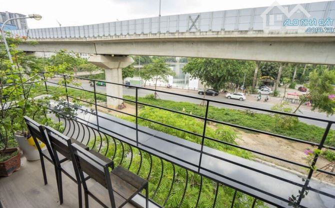 Bán gấp, hạ chào 1 tỷ! Mặt phố Hoàng Cầu, kinh doanh sầm uất, vỉa hè rộng, view hồ. - 1