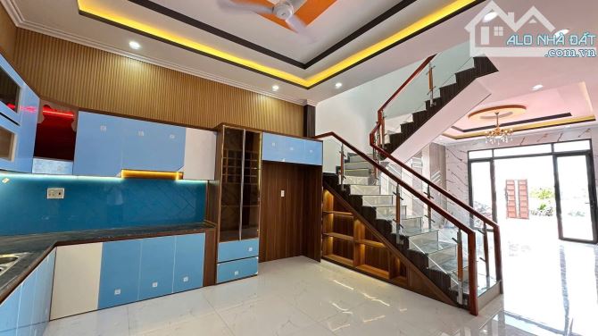 Nhà thiết kế hiện đại 5x35 có sân đậu ô tô ngay chợ Trung Thành SHR. - 1
