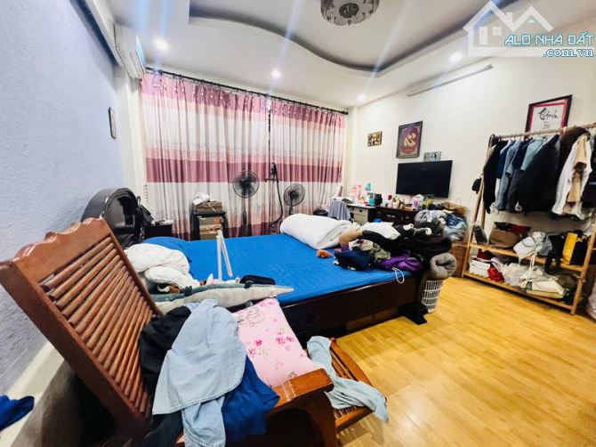 Cần bán nhà phố Xuân Thuỷ 40m2 5tầng 4 m cách ô tô tránh 50m - 1