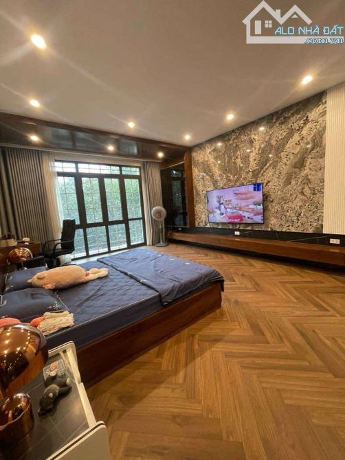 MẶT PHỐ CỔ PHÙNG HƯNG, Lô góc 3 thoáng, 5 tầng 2 TM. 102m2, MT 9.4m. Chỉ 130 tỷ! - 1