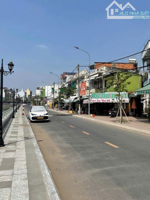 CHỦ GIẢM 2 TỶ . Bán nhà lầu MT bờ hồ Huỳnh Cương . - 1