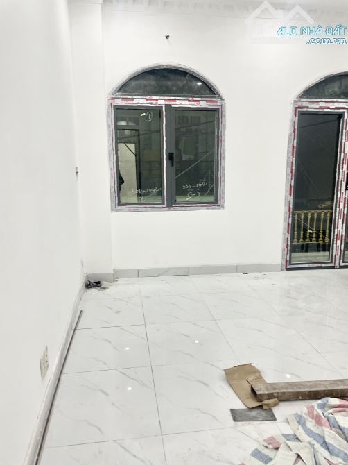 NHÀ 2 TẦNG - Ô TÔ NGỦ TRONG NHÀ - KDC SAIGON MOI - NGANG GẦN 5M - NHỈNH 5 TỶ - 1