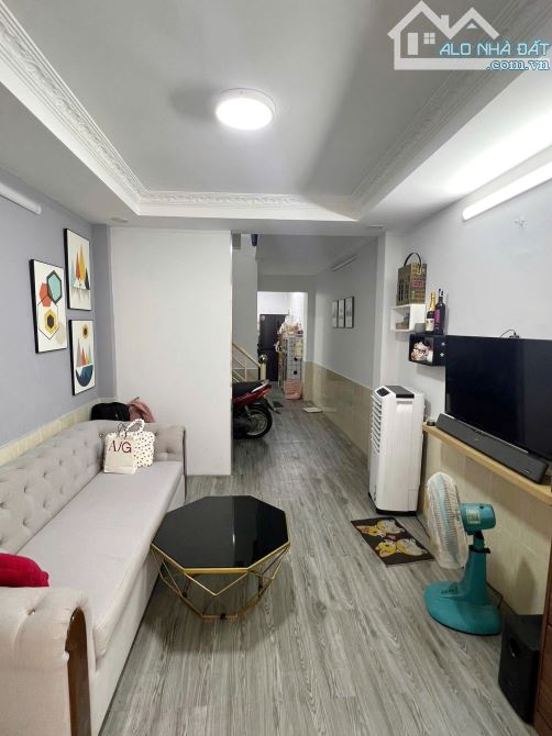 Nhà 2 tầng hẻm thông gần mặt tiền Nguyễn Duy P9Q8 - 1