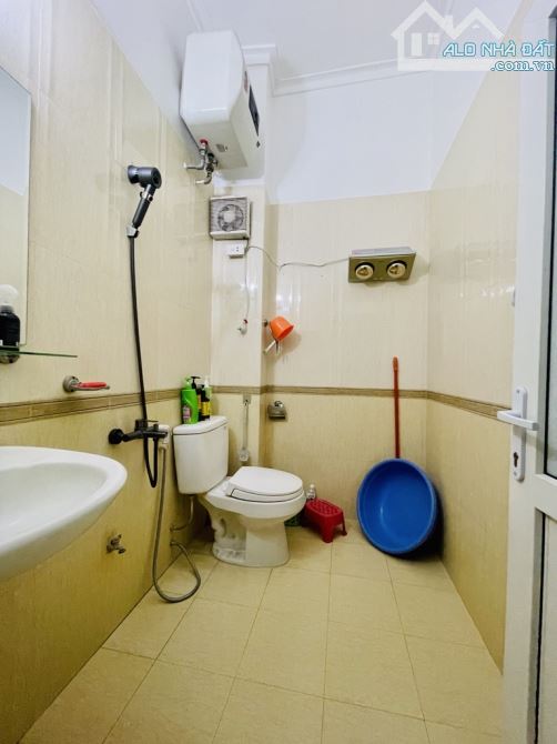 Nhà phố Pháo Đài Láng, 42m , 6 tầng , ô tô câch 40m. - 1