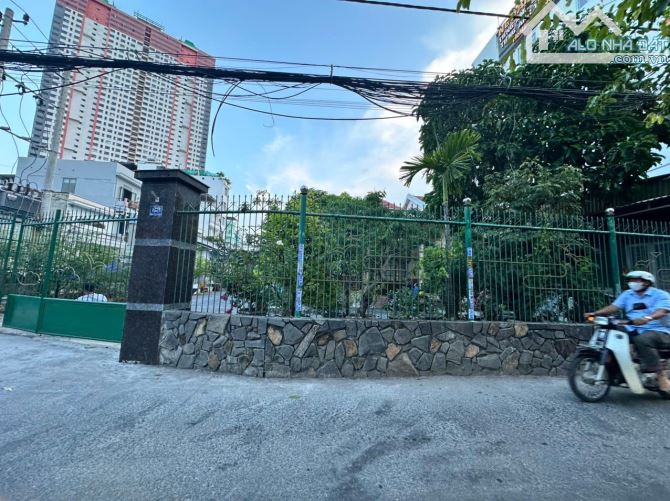 Nhân - Đất ngang 23m 2 mặt tiền Đoàn Trần Nghiệp gần bãi tắm biển - 1