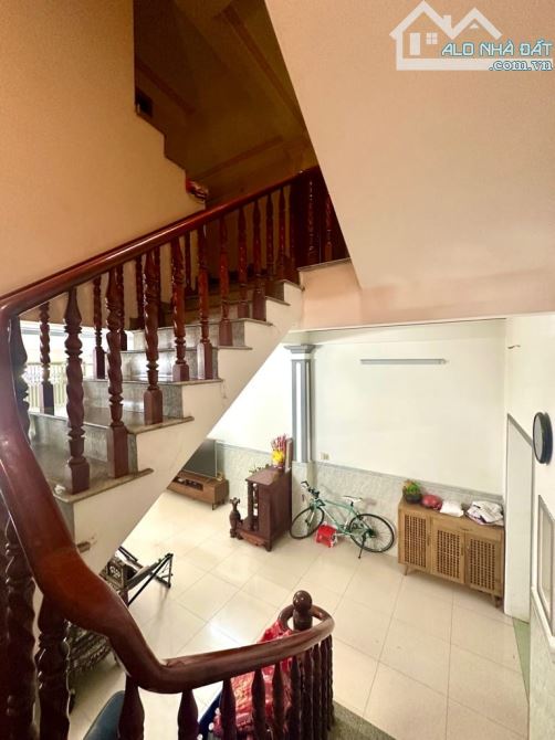 Nhà cũ bán đất - mặt phố 399 Âu Cơ - 122m2 x 3T x MT 6m - o to 2 chiều - lô góc - 1