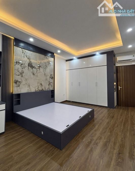 Lĩnh Nam - LÔ GÓC, DÂN XÂY - 34m2 - 5.95 tỷ - 1