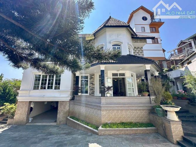 Villa sân vườn lớn trung tâm đà Lạt hạ còn 22 tỷ - 1