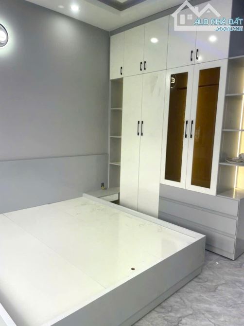 Cực Hiếm! Nhà Mới Keng 3 Tầng, 4PN, Vị Trí Đẹp Hẻm 8m, Tăng Nhơn Phú B - 64m², Giá Chỉ - 2