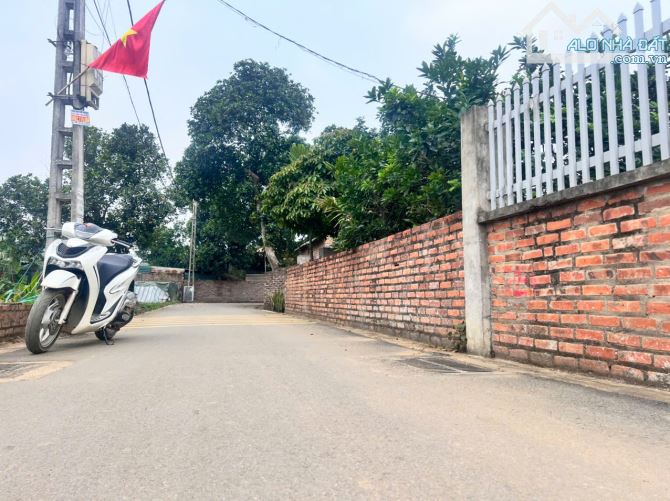 126m giá chỉ Hơn 20 tr 1 m nằm trên trục chính trải apphan xã Phú Cát khu công nghệ cao Ho - 2