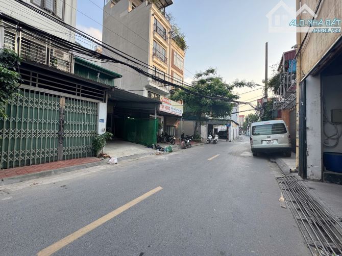 Chính chủ cần bán gấp mảnh đất tặng nhà cấp 4 đang cho thuê mặt phố Mai Phúc, Phúc Đồng - 2