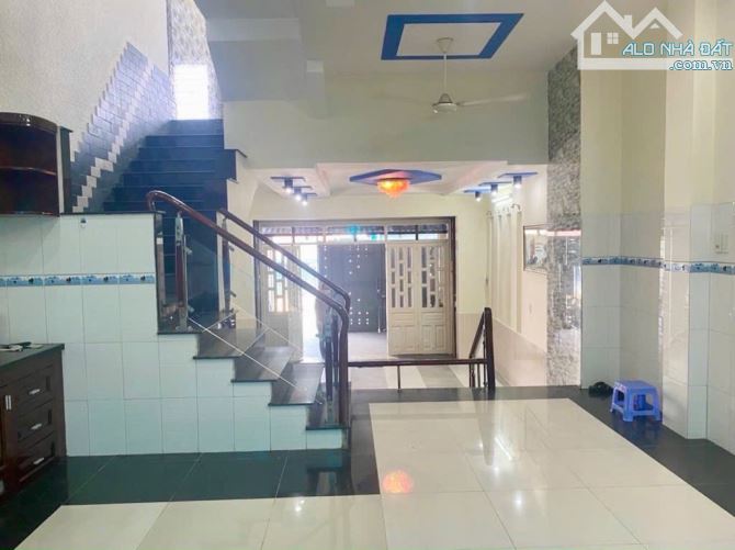 NHÀ MẶT TIỀN QUẬN 2 - 4 TẦNG - ĐƯỜNG LỚN THÔNG - SÂN ĐẬU XE HƠI 25M2 - 2
