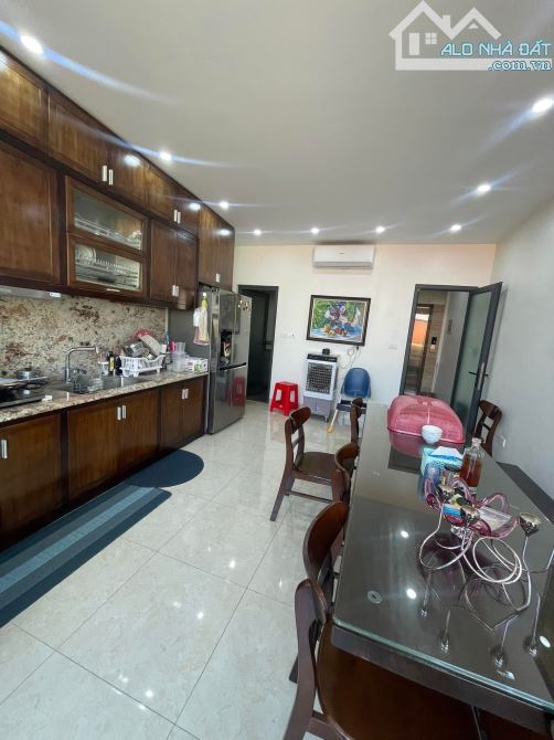 Nhỉnh 10 tỷ, Bán nhà Ngọc Hà, 50m2x6T thang máy, vài bước ra phố - 2