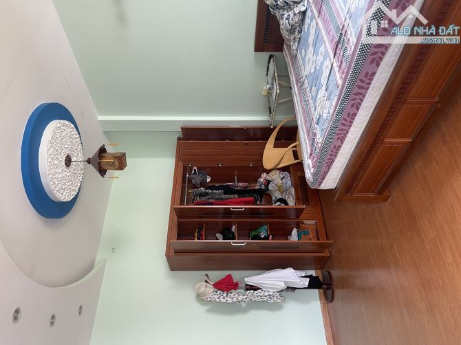 Nhà 4.5 tầng mt Lê Thước lô ống kẹp cống sát lô góc giá bán đến công chứng 13.9 tỷ - 2