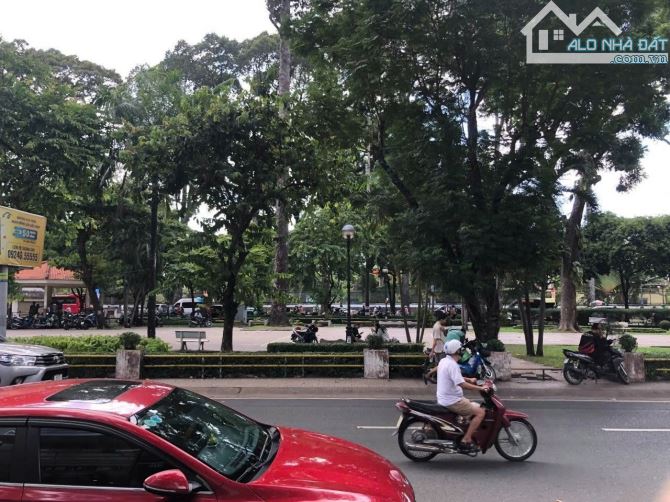 Bán nhà Mặt Tiền 135 Trần Hưng Đạo , Quận 1. Dt :  4.3x18m. Có HĐT : 66tr/th. 36 tỷ - 2