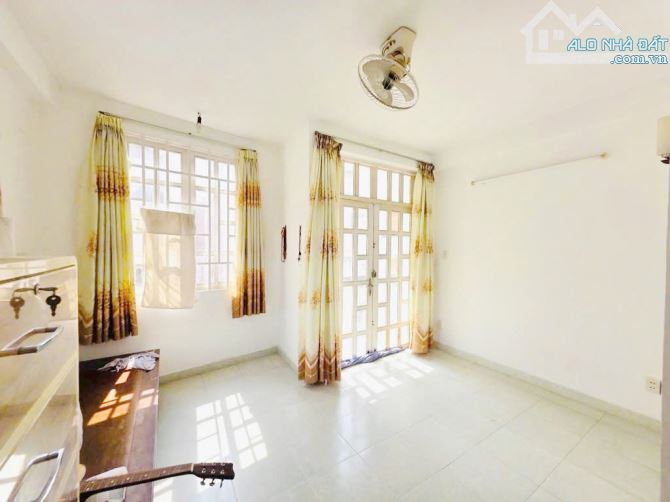 Cần Tiền Bán Gấp Nhà cũ cạnh Nguyễn Đình Chính P.Nhuận 5tầng 160m2 6tỷ hẻm 3m giá xe máy - 2