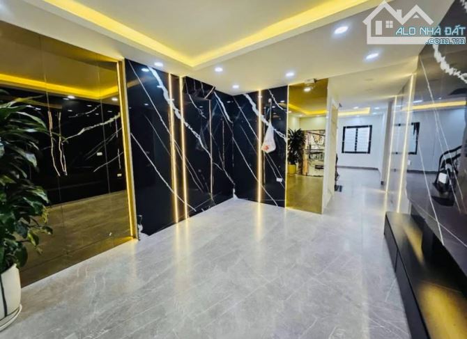 Gara ô tô- Lạc Long Quân/ Tây Hồ- 6 Tầng Thang Máy- Dt 47m2 - Ngõ Thông Ô tô Tránh