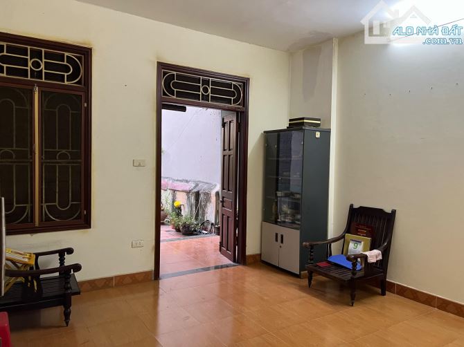 Cho thuê nhà ngõ ô tô Vũ Hữu, 3 tầng x 70m2, 4 ngủ, 15 Triệu, ở nhóm 8 người, VP c.ty - 2