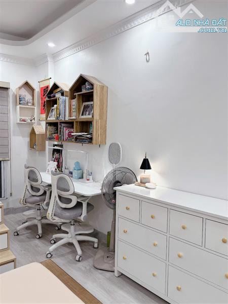 NGÕ TRƯỚC NHÀ SH QUAY THOẢI MÁI - CÁCH Ô TÔ TRÁNH VÀI MÉT - SÁT MẶT NGÕ GỐC ĐỀ SẦM UẤT - 2