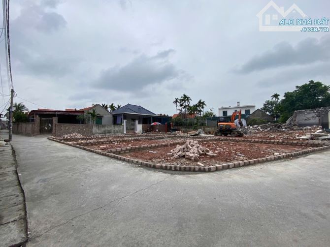 Đất Hoà Bình oto đỗ cửa đường thông các ngả giá chỉ 1,4xx tỷ  - Dt : 60m ngang 4,7m - 2