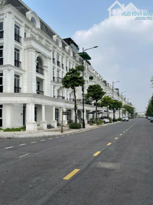 Cho thuê cả căn 6 tầng Louis City, mặt đường 30m, hoàn thiện đẹp giá tư 30tr/tháng. - 2