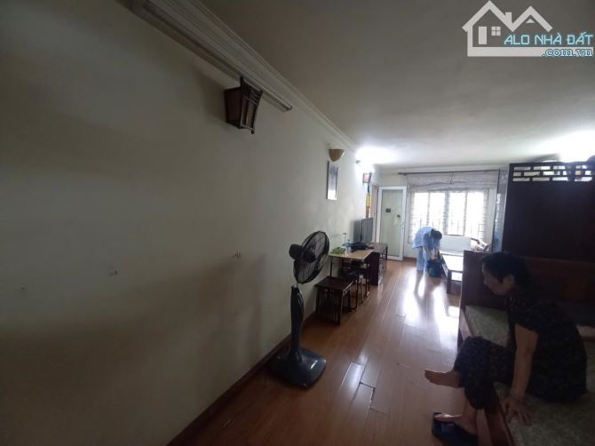 Tập thể Giảng Võ, 55m2 (35m2 sổ), 2 ngủ, 3.95 tỷ. - 2