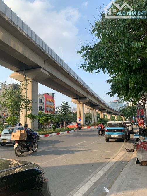 Bán gấp, hạ chào 1 tỷ! Mặt phố Hoàng Cầu, kinh doanh sầm uất, vỉa hè rộng, view hồ. - 2